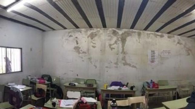las paredes de una escuela de la plata se caen a pedazos y reclaman con una sentada