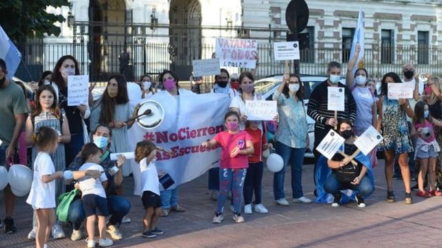 padres se movilizaron en la plata para pedir que no cierren las escuelas