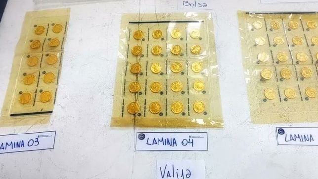 una mujer intento subir a un avion con casi 6 kilos en monedas de oro