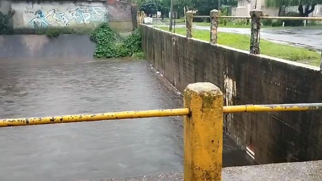 las imagenes que muestran como quedo el arroyo del gato tras el temporal en la plata