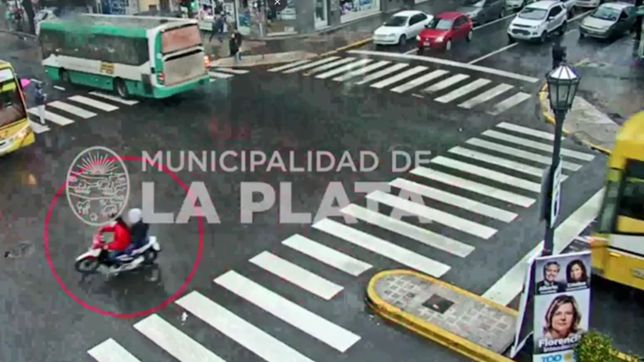 insolito choque: iban en moto por 7, se cruzaron de carril y los terminaron atropellando