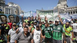 arranco el paro general y una multitud concentra frente al congreso arranco el paro general y una multitud concentra frente al congreso