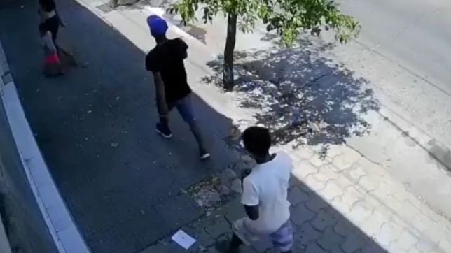 video: un nene de 3 anos mordio a un ladron para defender a su mama de un robo