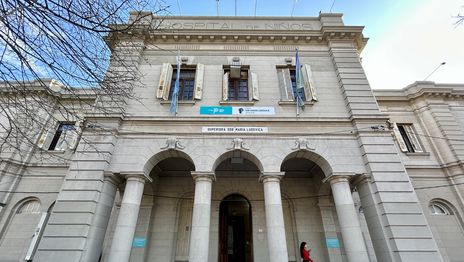 Un conductor atropelló a un adolescente en Los Hornos, escapó y lo buscan en la región
