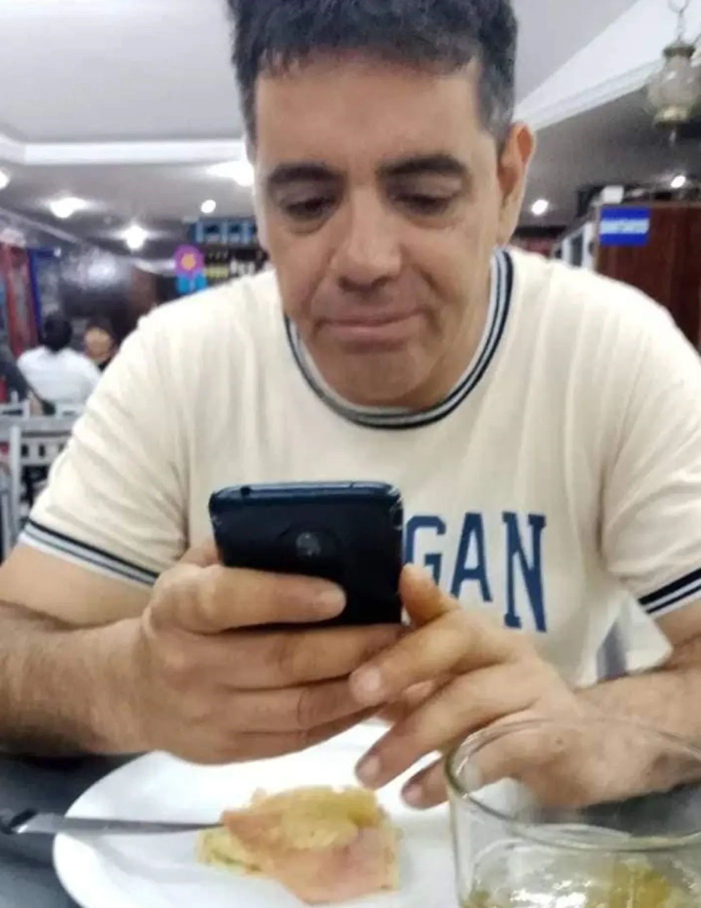 Mario, el vendedor ambulante que trabaja todos los días en La Plata. Mario, el vendedor ambulante que trabaja todos los días en La Plata.