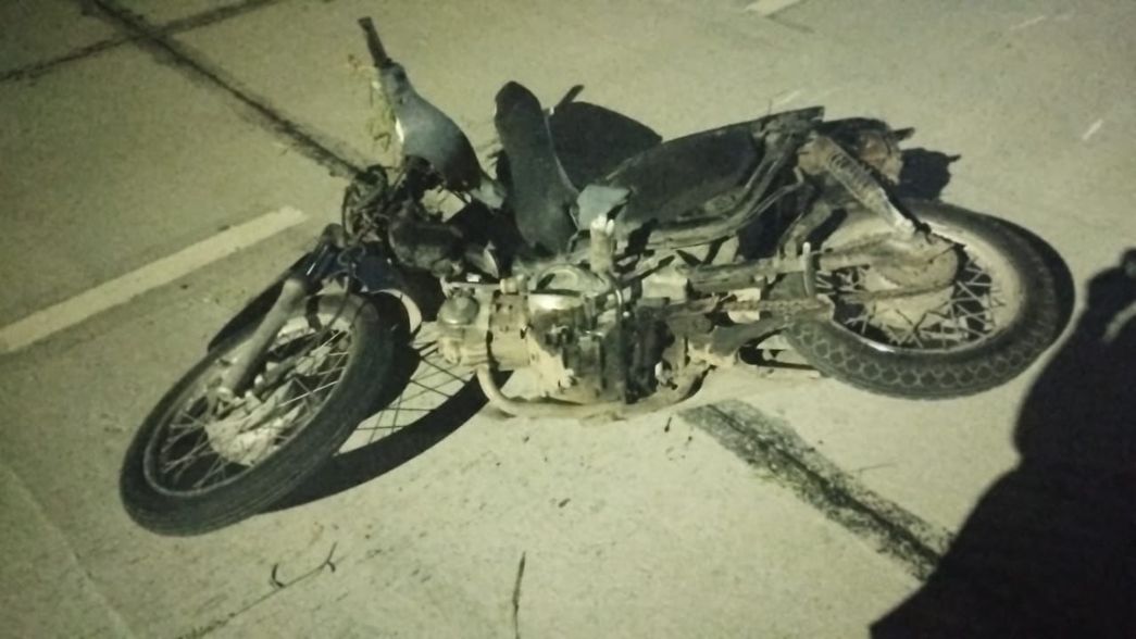 Dos hombres en moto se estrellaron contra una columna en La Plata y uno lucha por su vida