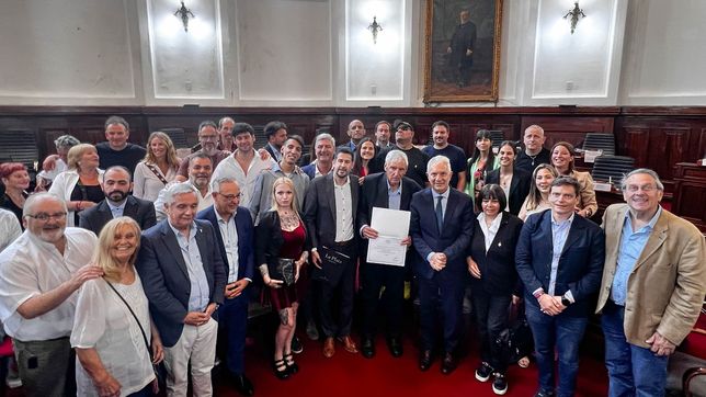 alak entrego al exconcejal luis alfredo le moal el reconocimiento de ciudadano ilustre de la plata