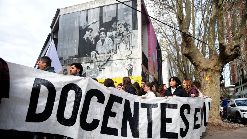 Así fue el abrazo simbólico las facultades de Trabajo Social y Artes