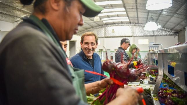 julio garro se vistio de panadero, visito un comercio de la plata y atendio a los clientes