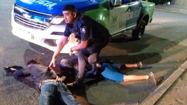 de madrugada, armados y en actitud sospechosa: asi detuvieron a dos jovenes en el bosque de la plata