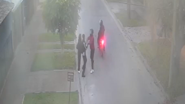 motochorros atacaron a dos chicos que iban al colegio en tolosa y todo quedo filmado