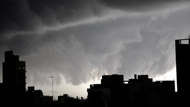 emiten un aviso por las tormentas que llegan a la plata