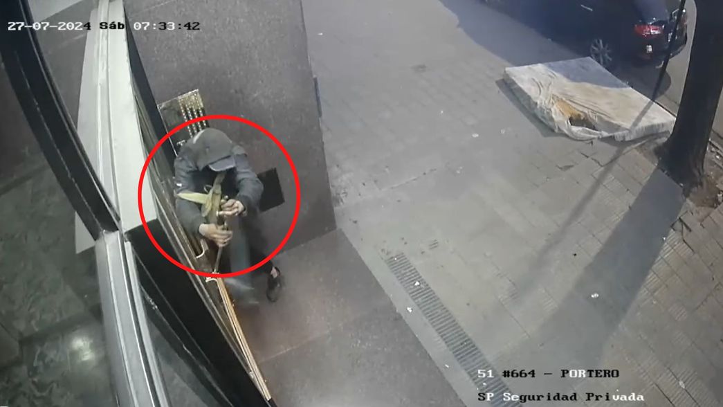 Robaron herrajes de la puerta de un edificio en pleno centro y quedaron filmados