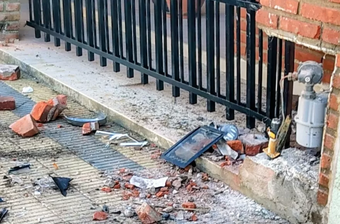 El gabinete de gas termin&oacute; destrozado y se gener&oacute; una p&eacute;rdida. Intervinieron Bomberos Voluntarios de Berisso