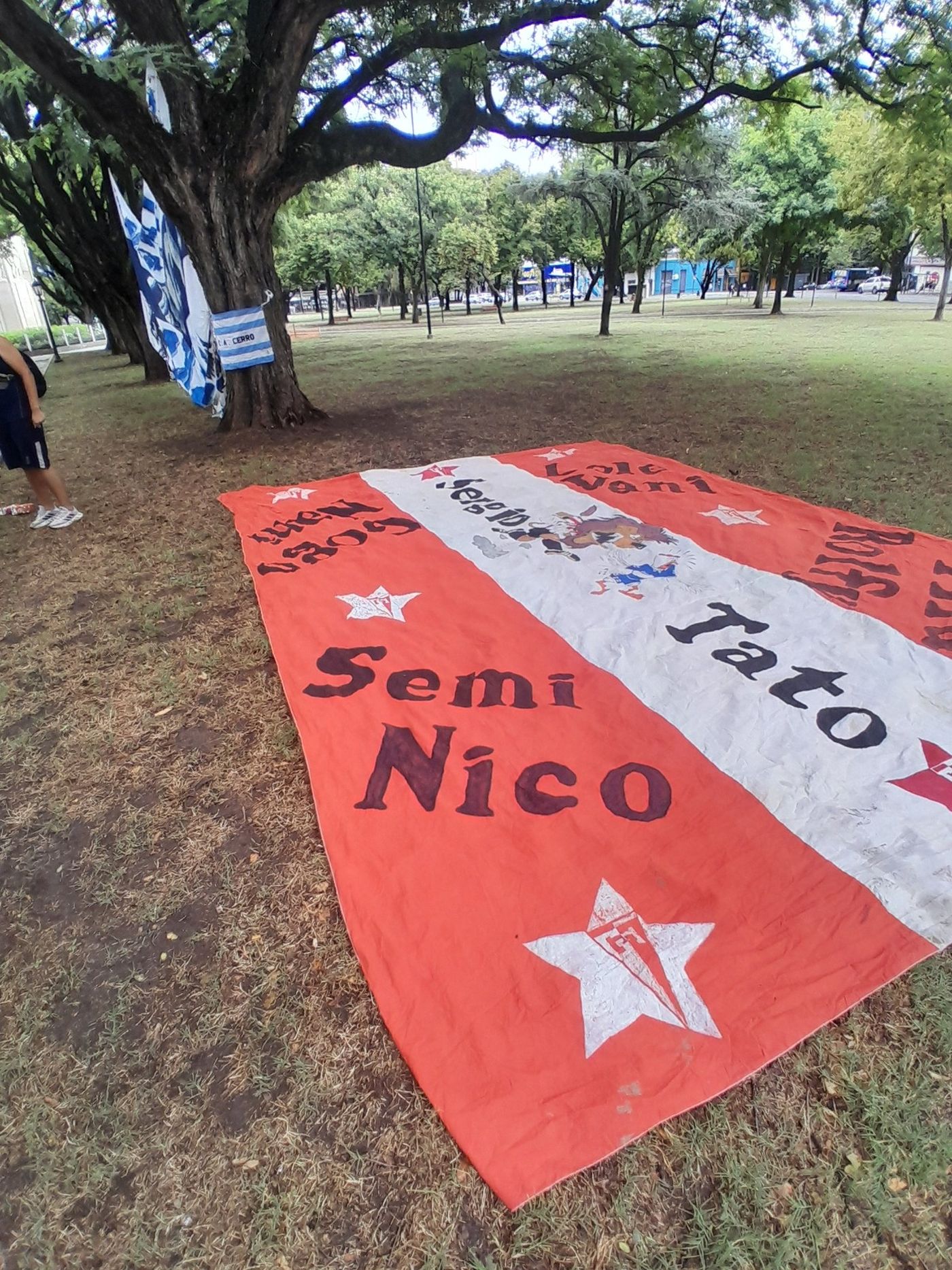 Así se vive la previa del Clásico platense en Plaza Rocha