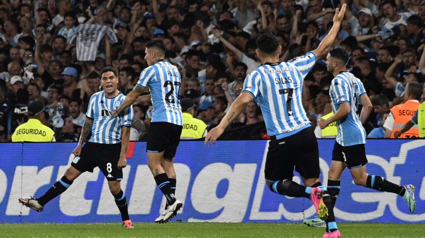 Racing festejo gol.jpg