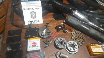 Hallan partes de motos y herramientas de corte en un minidesarmadero