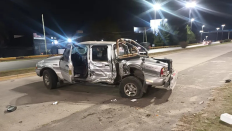 Un choque entre una camioneta y un auto casi causa una tragedia en el Distribuidor Pedro Benoit