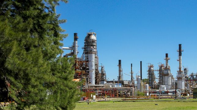 en el ano del centenario de la refineria de ypf, asi funciona la nueva sala que mejora su produccion