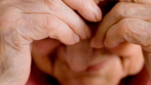 enganaron a una abuela de 96 anos con el cuento del tio, la maniataron y le robaron todo