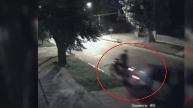 video: defendio a sus vecinos de los motochorros y destrozo su auto contra un arbol