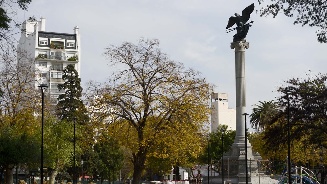 Con las luminarias, el césped y los juegos, ultiman los detalles para inaugurar Plaza Italia