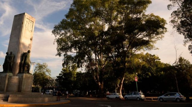 lo amenazaron con una botella rota y le robaron las zapatillas y los utiles