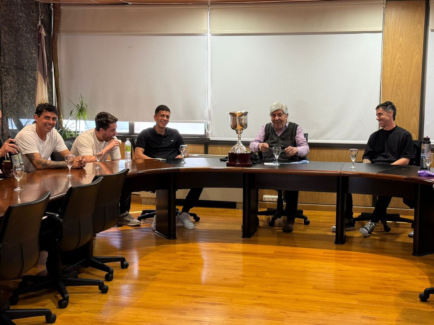 Hugo Moyano con la copa tras el ascenso a la Primera B Metropolitana.