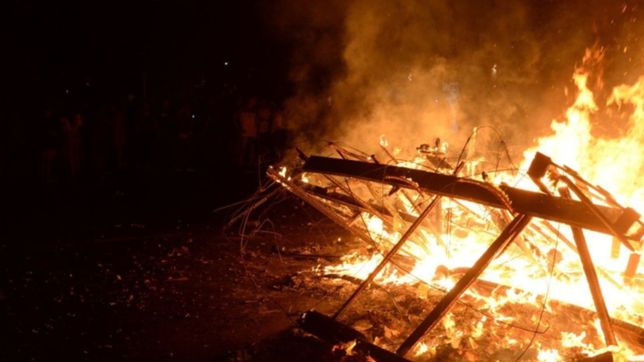 bronca e indignacion: les incendiaron el muneco que estaban preparando para fin de ano