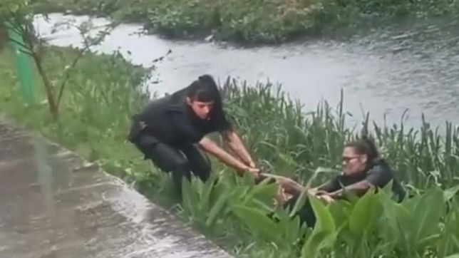 video: policias se arrojaron a un canal para atrapar a un hombre que ataco a su expareja
