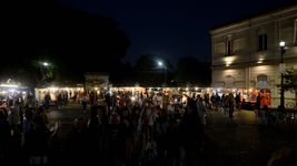 la noche de las ferias vuelve con una stands de artesanos y artistas locales la noche de las ferias vuelve con una stands de artesanos y artistas locales