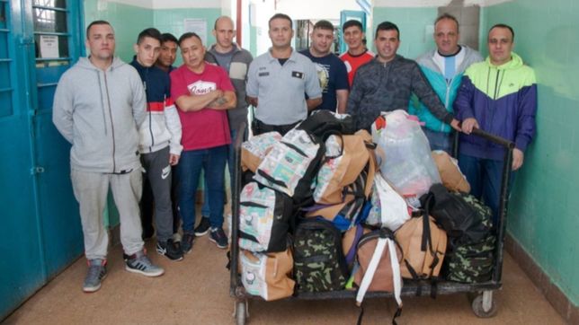 los presos tambien se sumaron al exito de proyecto mochila en la plata preparando utiles