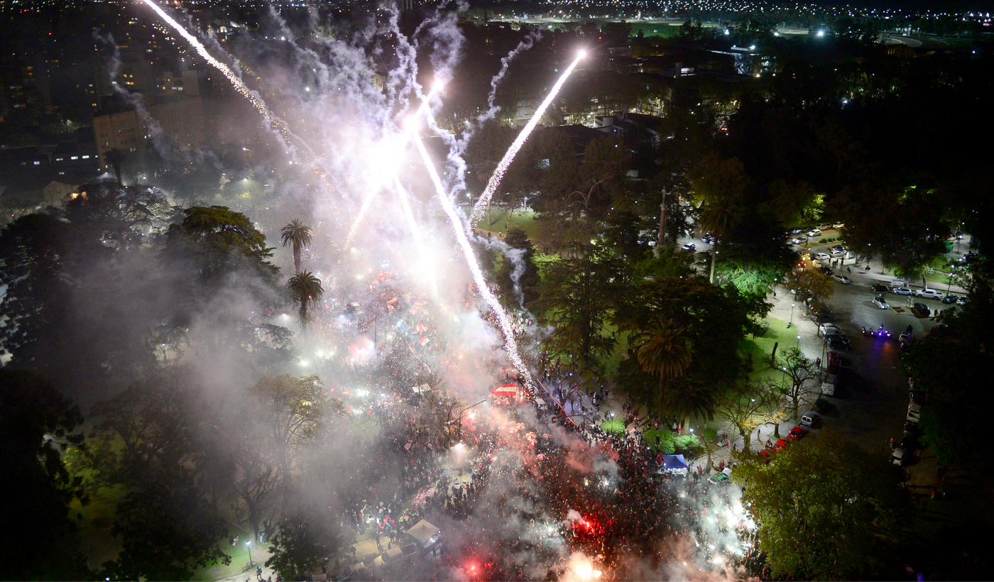 Estudiantes banderazo UNO hinchas