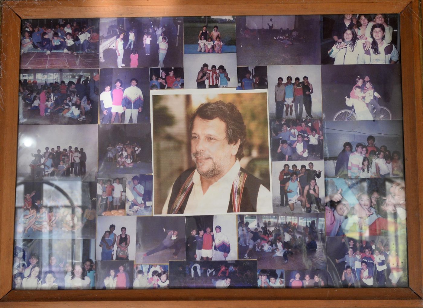 Un collage de fotos con el cura Cajade en el centro, en una pared del Hogar.