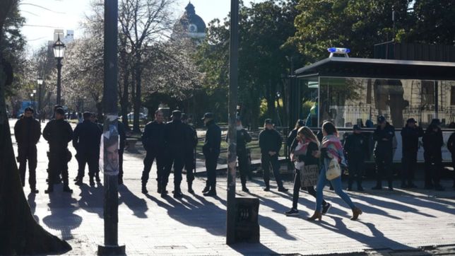 piden que los policias que bloquean plaza san martin vayan a los barrios mas inseguros