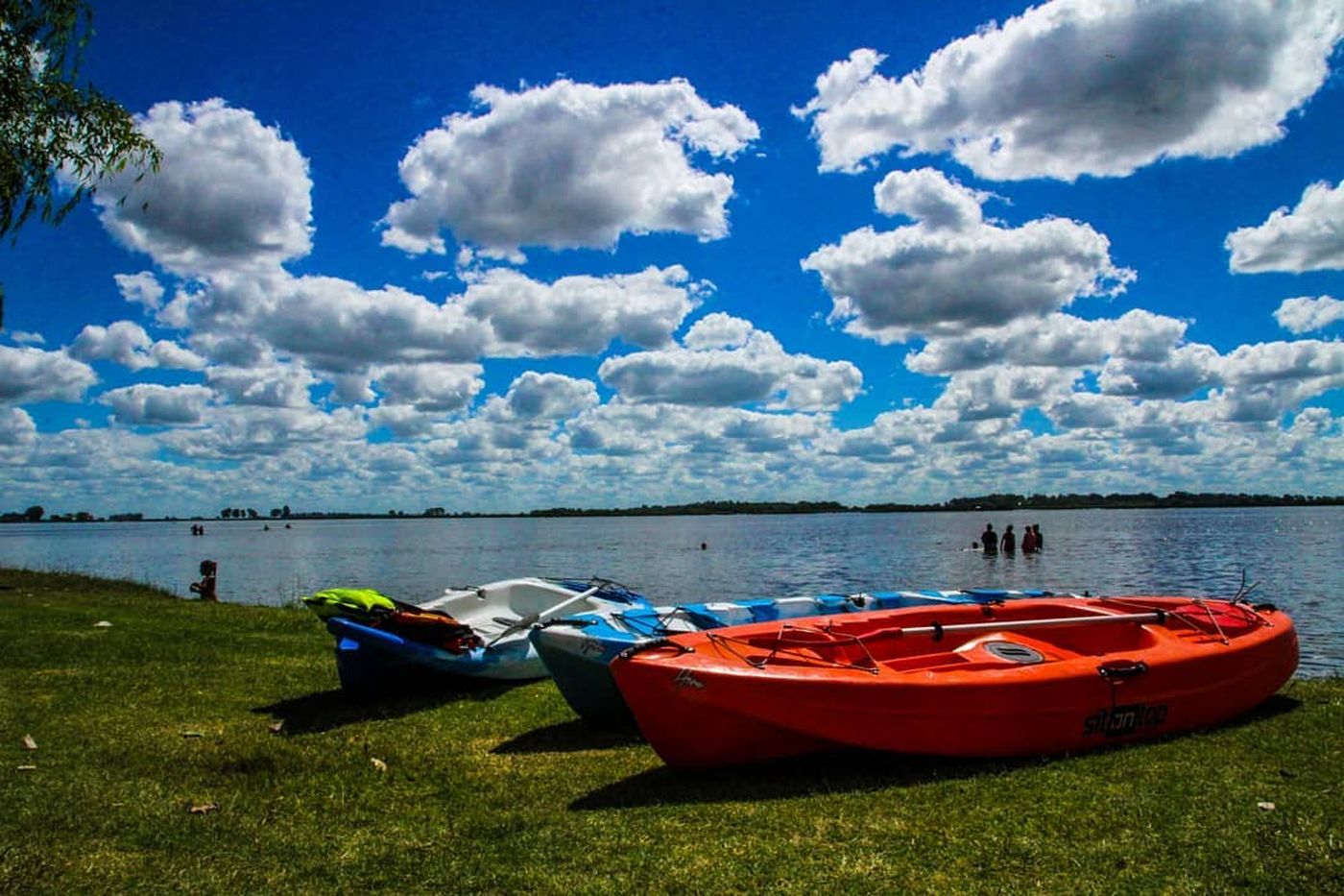 La pesca es uno de los grandes atractivos que ofrece la laguna de Navarro.
