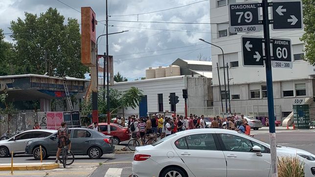 hinchas de estudiantes respondieron con pintadas contra gimnasia y tienen a la plata en alerta