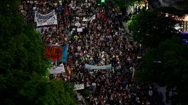una multitud de docentes, alumnos y trabajadores de la unlp copo las calles de la plata