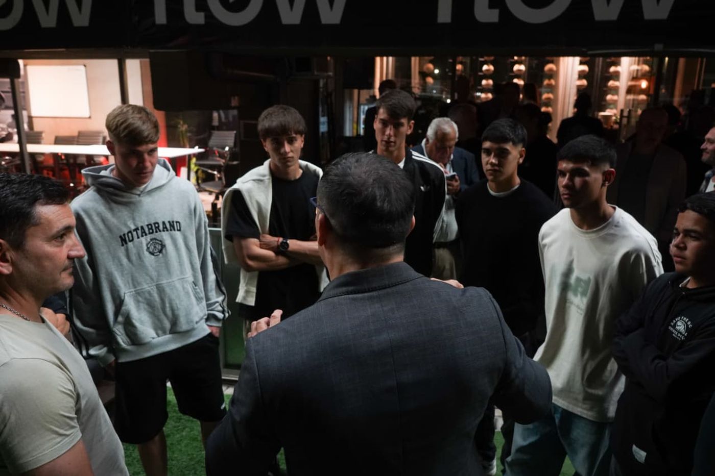 Sergio Mart&iacute;nez junto a los juveniles de Estudiantes hablando del deporte