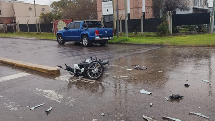 Un brutal choque en plena avenida 7 dejó a una motociclista con una grave lesión cerebral