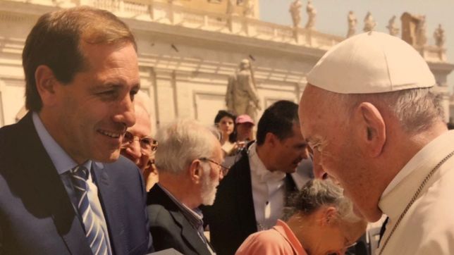 el intendente garro se encontro con el papa francisco y le regalo un cuadro de la repu