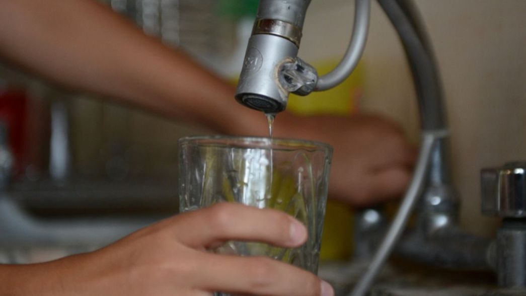 Faltará agua en zonas de City Bell y Villa Elisa por tareas de empalme de ABSA