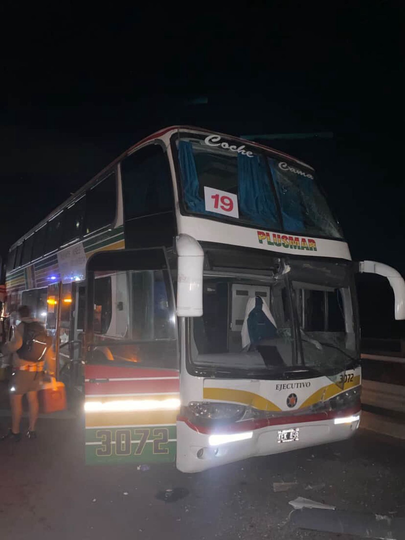 Uno de los micros que llevaba hinchas de Estudiantes y chocó en Ruta 8