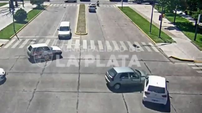 video: quiso cruzar en rojo y causo un impactante choque en diagonal 73