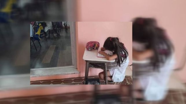 a una nena que le hacen bullying en la escuela le pusieron el pupitre fuera del aula