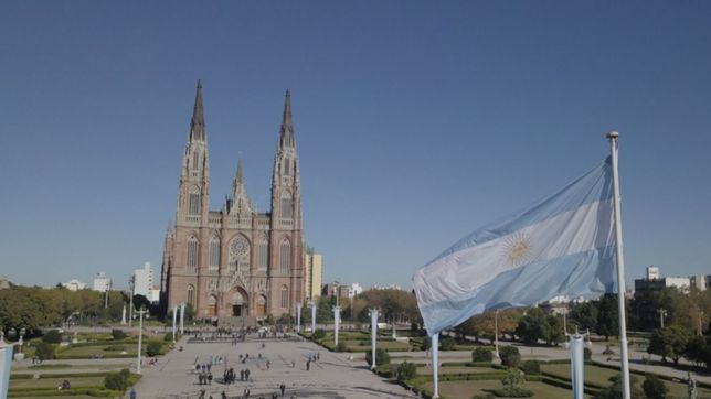 izamiento y tedeum bajo el sol: la ciudad festejo el aniversario de la revolucion de mayo
