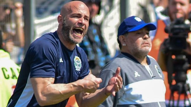 gimnasia extendio plazo y los dirigentes suenan con traerle un refuerzo a maradona