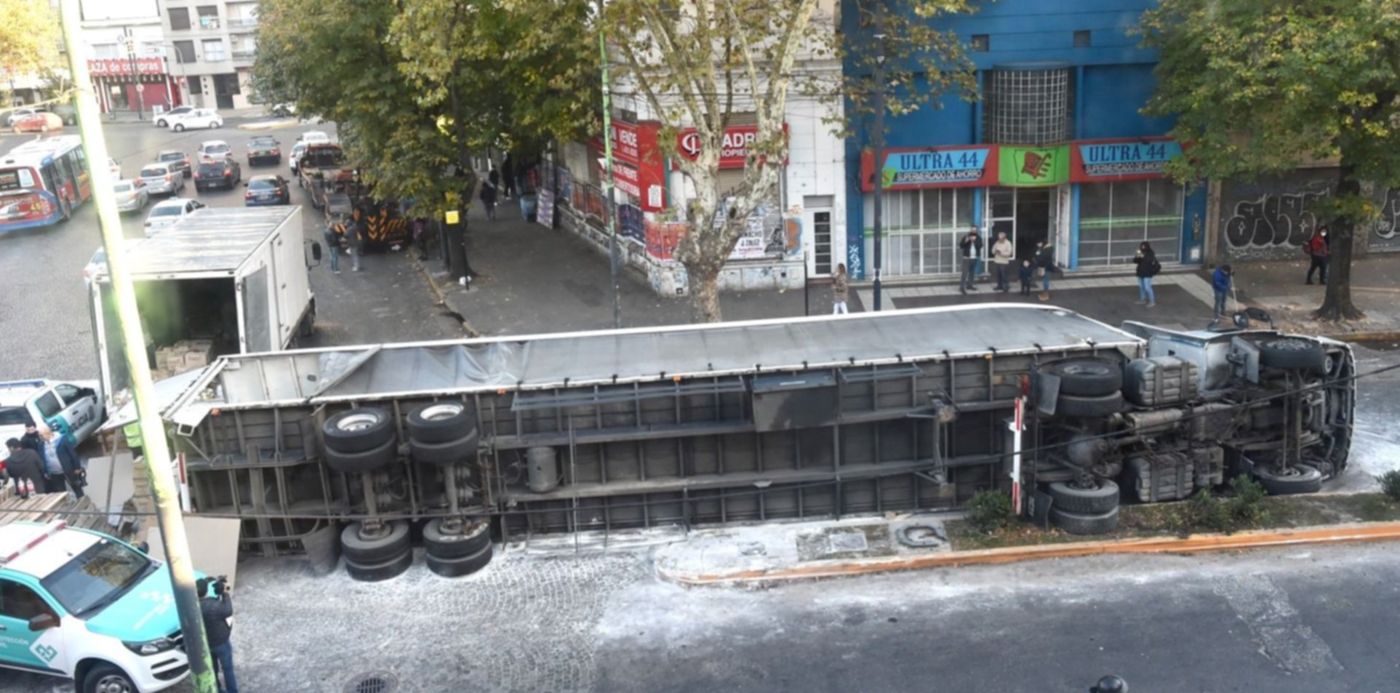 Camión volcado en plaza Italia