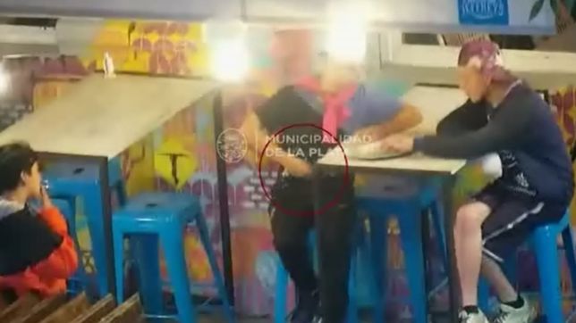 asaltaron un local centrico con un cuchillo, se escondieron en un bar pero los atraparon