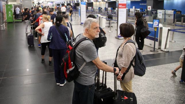 cancelaran y reprogramaran vuelos durante 18 dias por un paro de controladores aereos